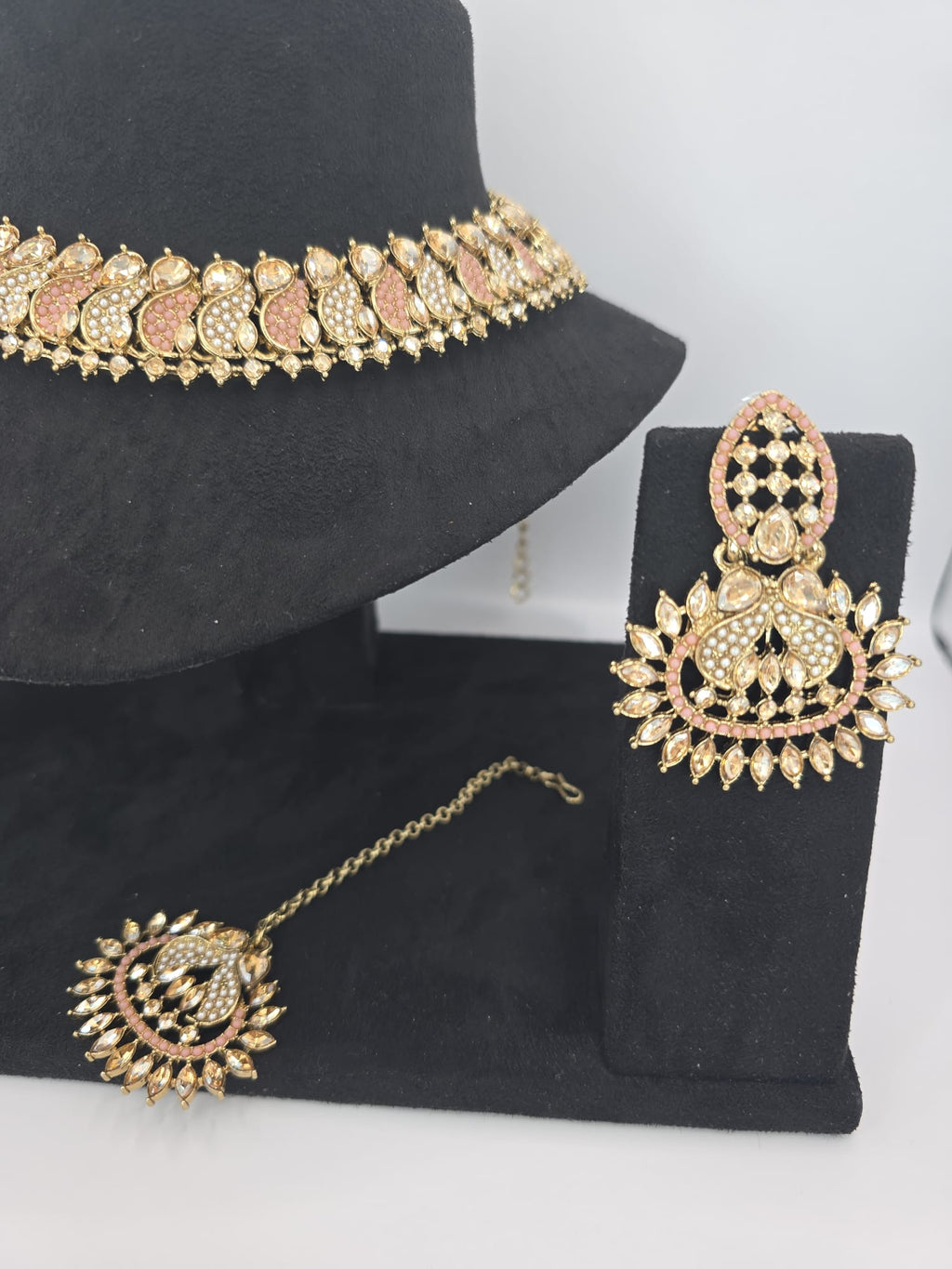 peach necklace set with earings and tikka
