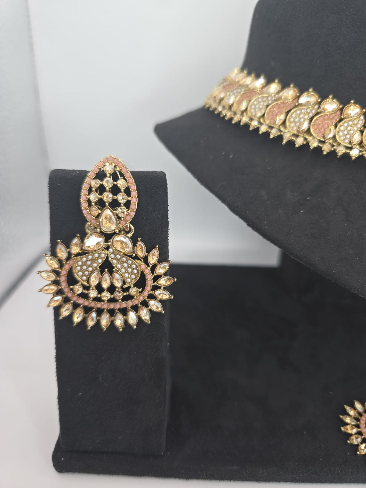 peach necklace set with earings and tikka