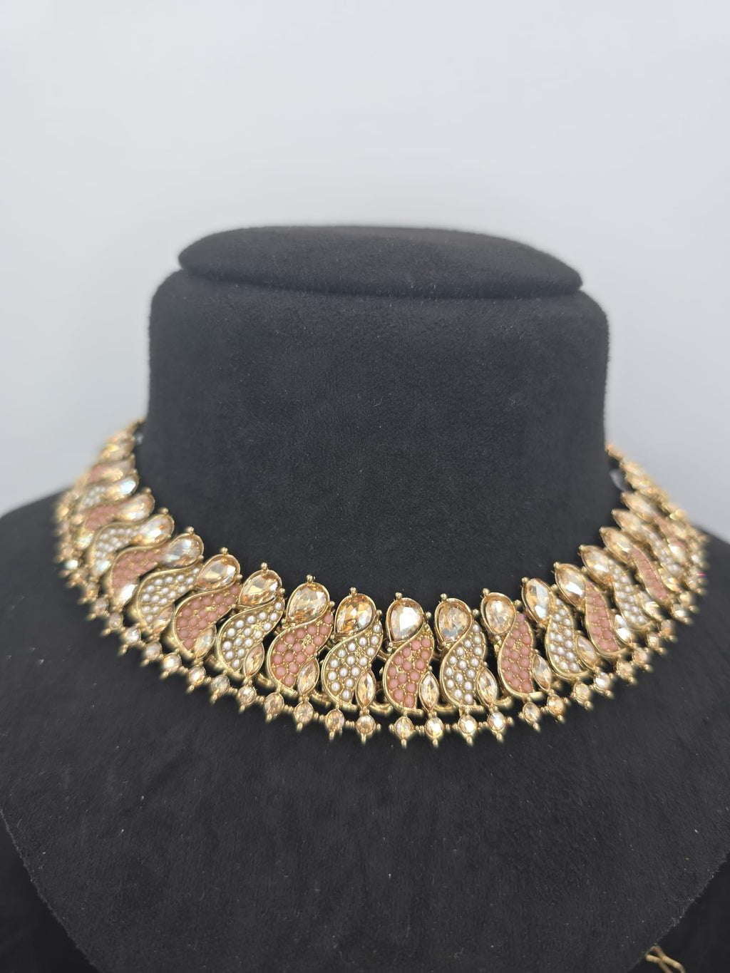 peach necklace set with earings and tikka