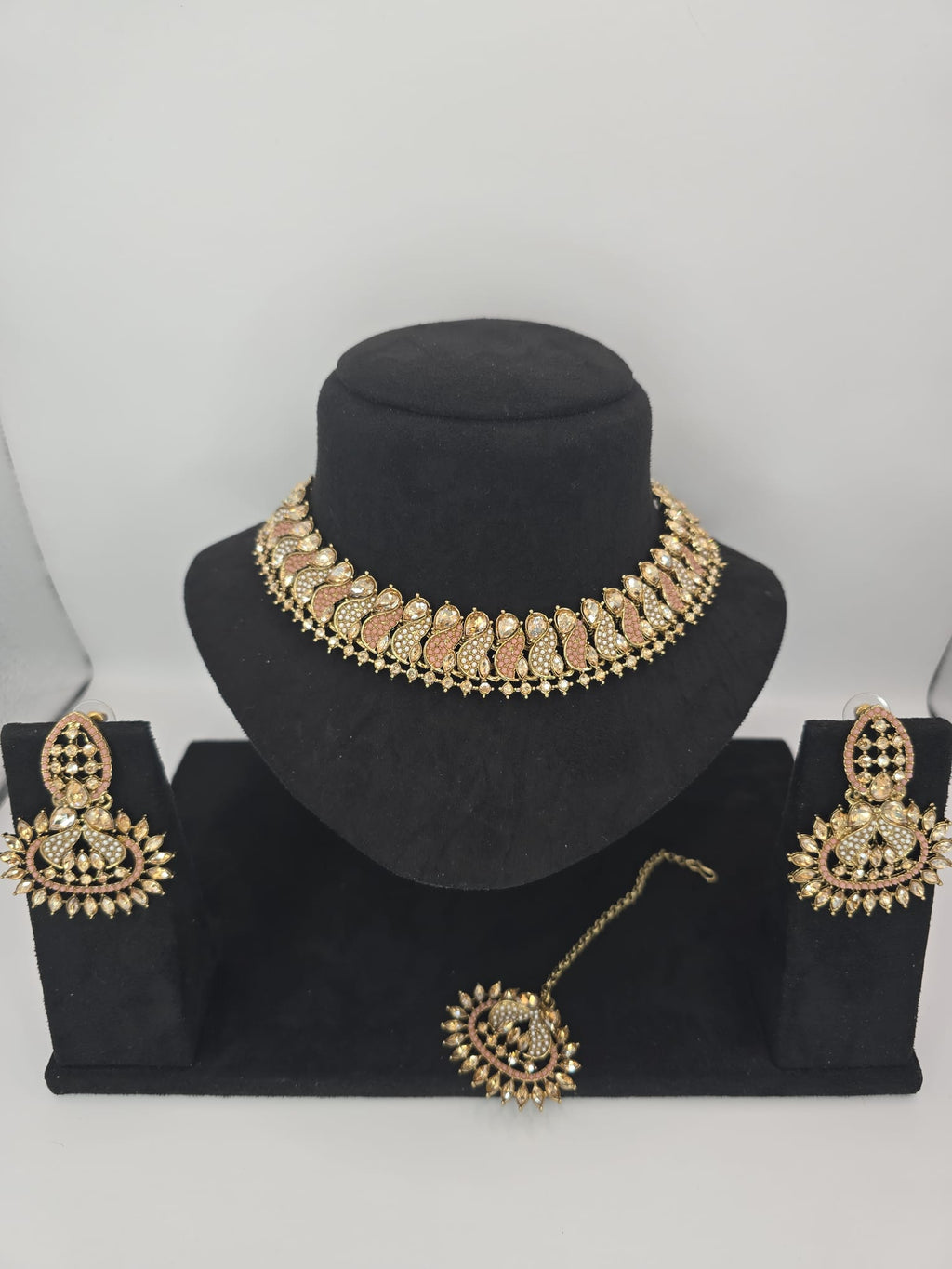 peach necklace set with earings and tikka