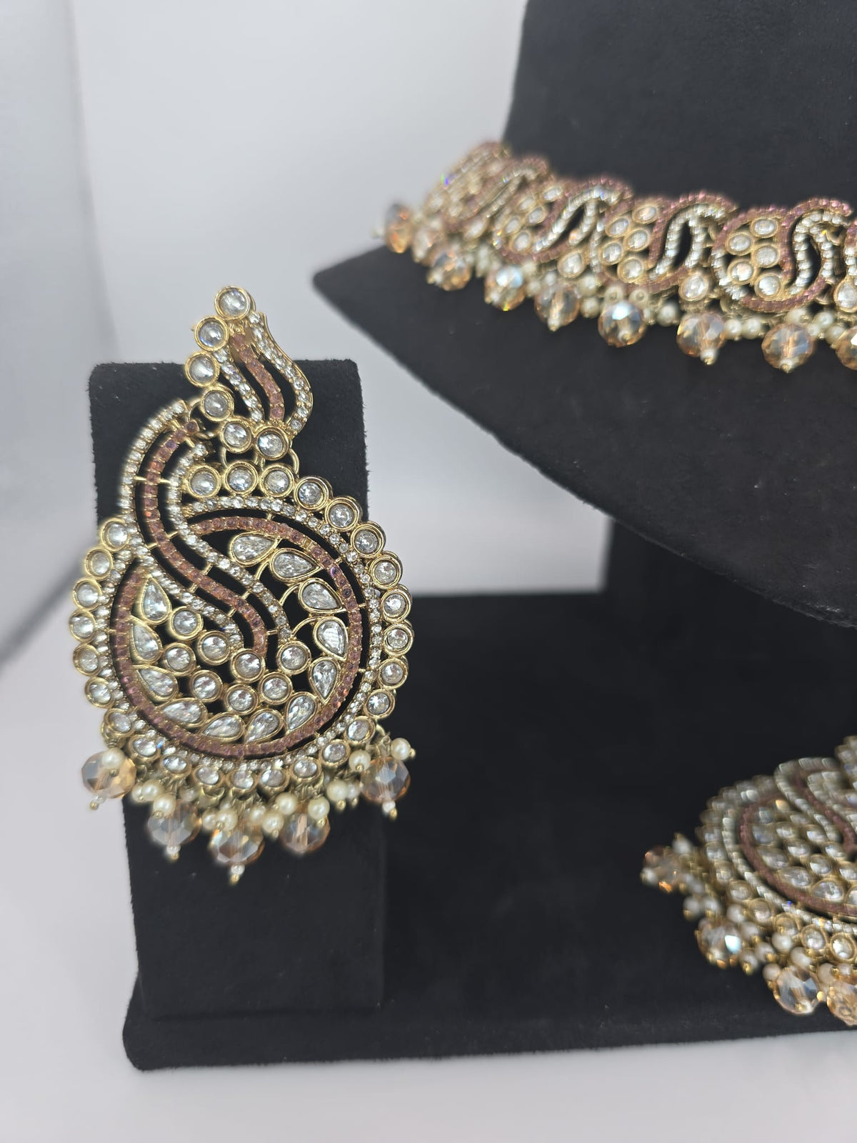 peach set with big earings and tikka