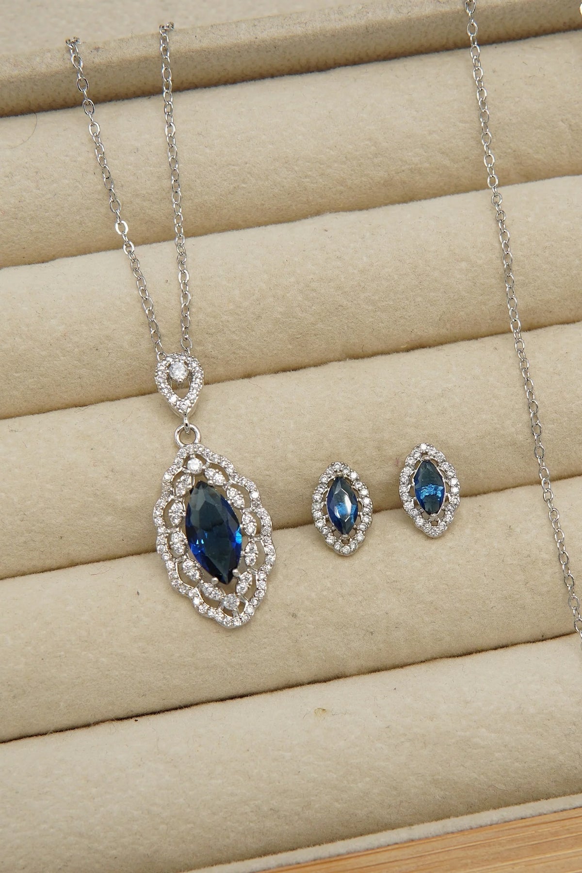 classy sparkle locket set