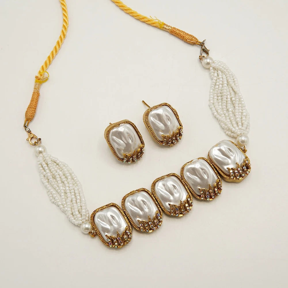 stylish MOP choker set