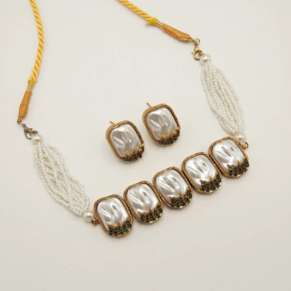 stylish MOP choker set