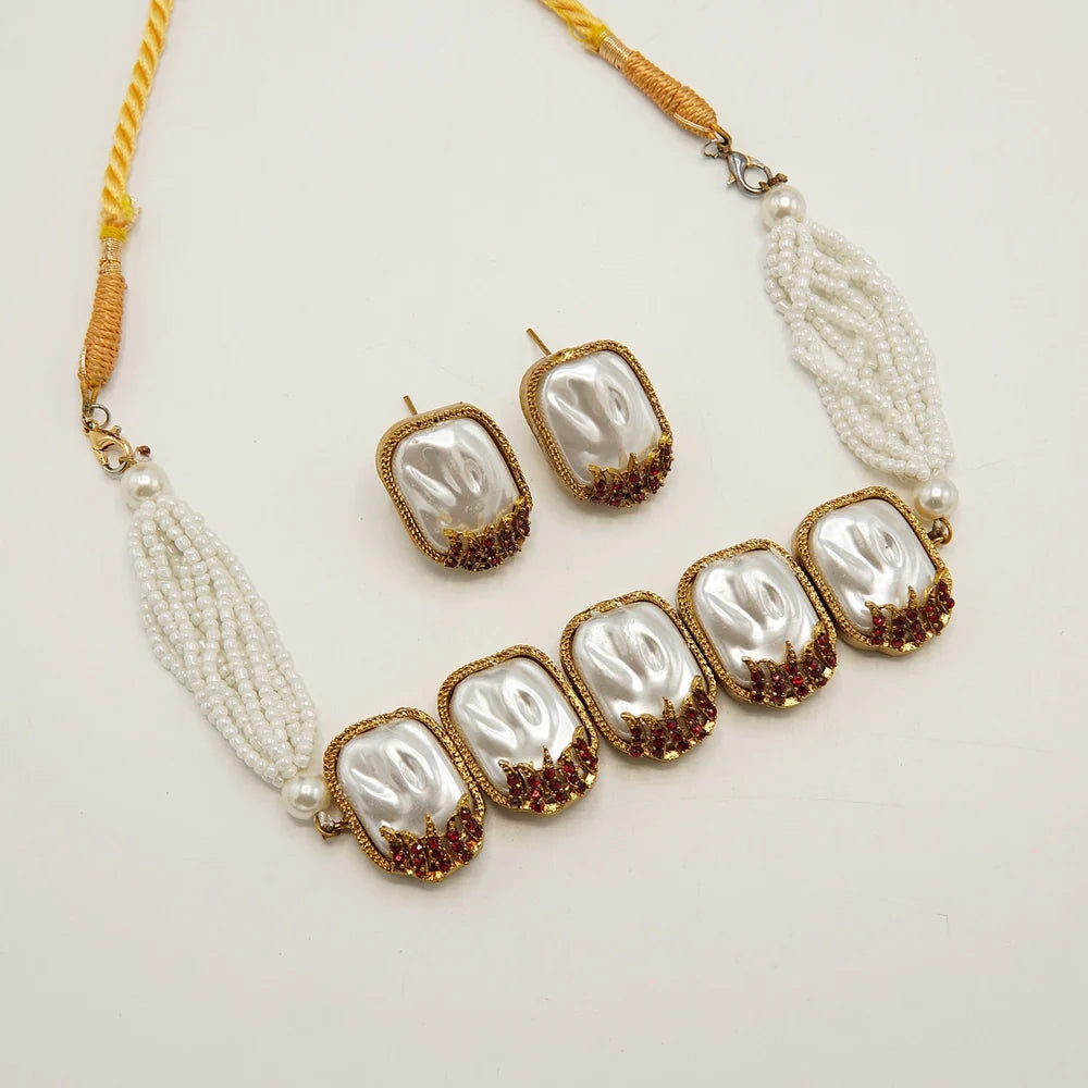stylish MOP choker set