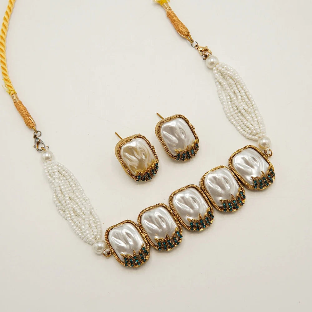 stylish MOP choker set