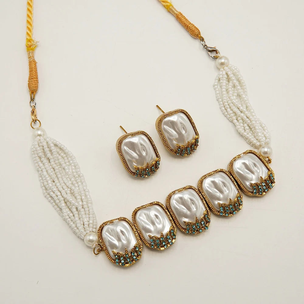 stylish MOP choker set